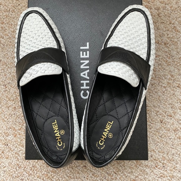CHANEL LAMBSKIN LOAFERS - Picture 4 of 6
